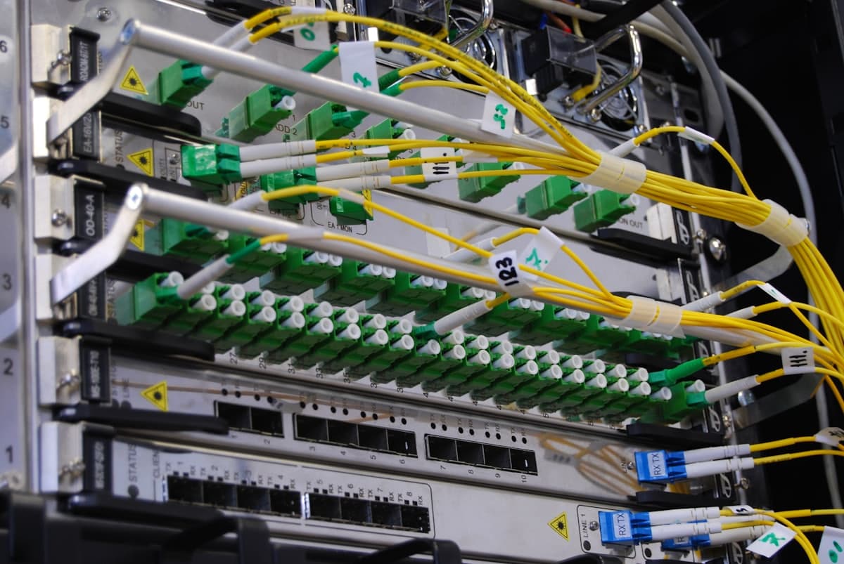 شبكة ألياف بصرية لمدينة سكنية جديدة — GPON وكابلات متعددة الألياف