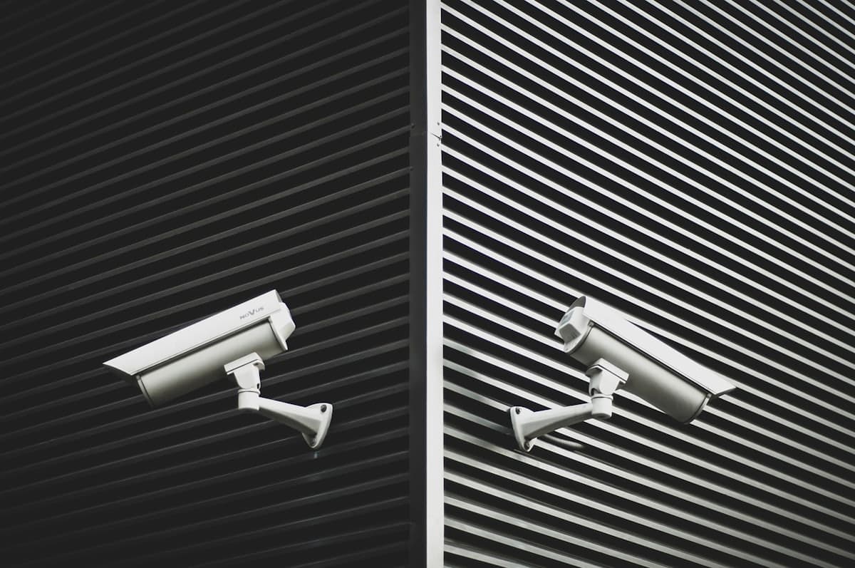 حلول مدينة ذكية لمجمع تجاري — كاميرات AI وحساسات IoT