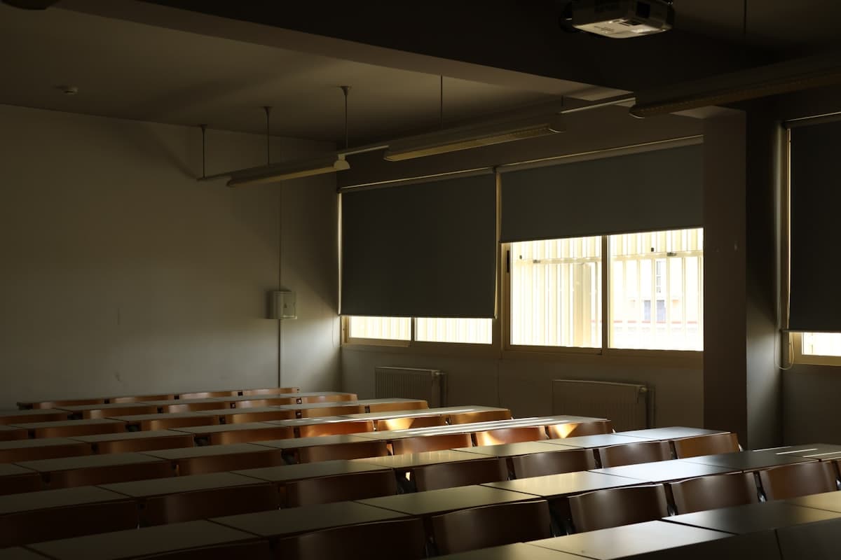 منشأة تعليمية — قاعات وتجهيزات